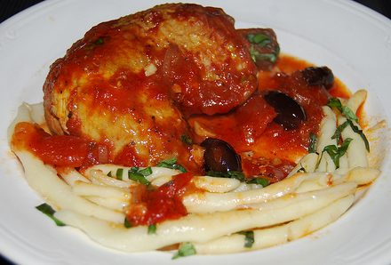 Italiaanse parelhoen uit de oven met rozemarijn en olijven